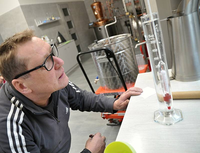 Zaměstnanec Pálenice Bartoníkův dvůr Zdeněk Daňa měří obsah alkoholu ve vzorku čerstvě vypálené slivovice.