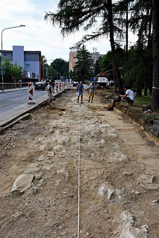 V Žerotínově ulici ve Valašském Meziříčí narazili dělníci při stavbě nového chodníku a pruhu pro cyklisty na základy původní městské hradby a dvou domů.