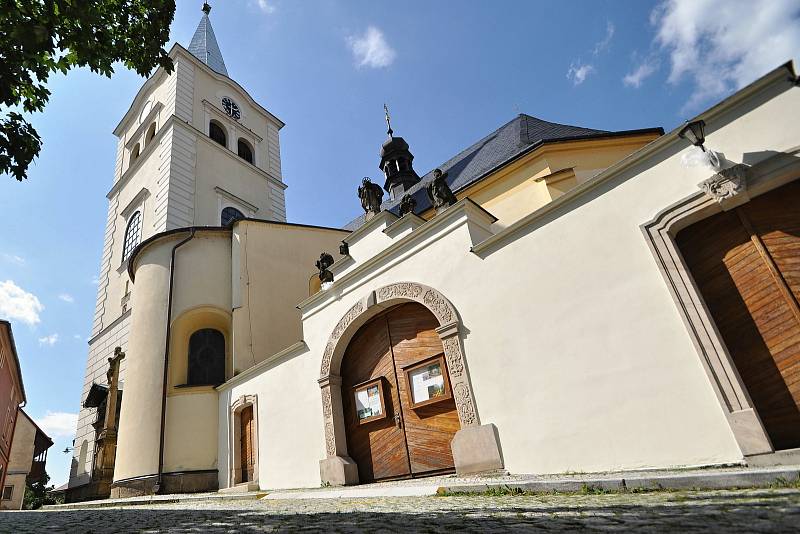 Valašské Meziříčí - farní kostel Nanebevzetí Panny Marie poblíž meziříčského náměstí a zámku Žerotínů