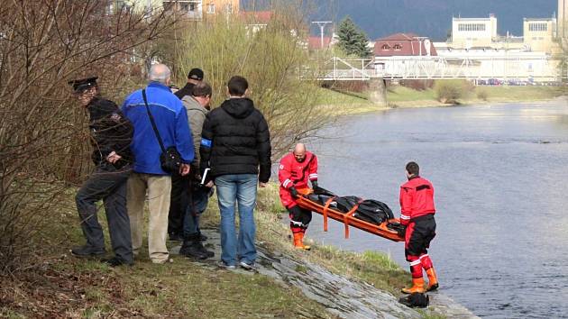 Ve čtvrtek 30. března bylo u levého břehu řeky Bečvy ve vodě nalezeno tělo. Po příjezdu policie zjistila že jde o tělo muže, který už nejevil známky života. Příčinu úmrtí policie vyšetřuje.