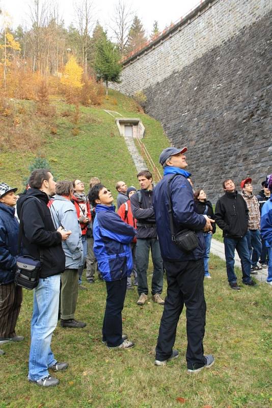 Návštěvníci si stoletou přehradu Bystřička prohlédli dokonale.