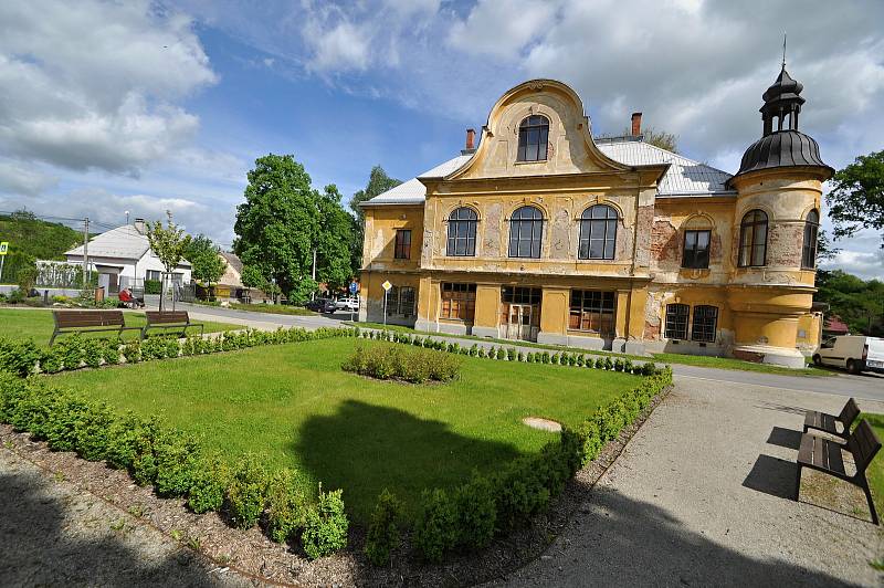 Stavbu braneckého zámku zahájil na počátku 18. století držitel braneckého léna rytíř František Erasmus Lockner. V polovině 19. st. byla přistavěna dvě boční křídla, ve stejném století pak následovala výrazná přestavba zámku v tehdy módním romantickém hist