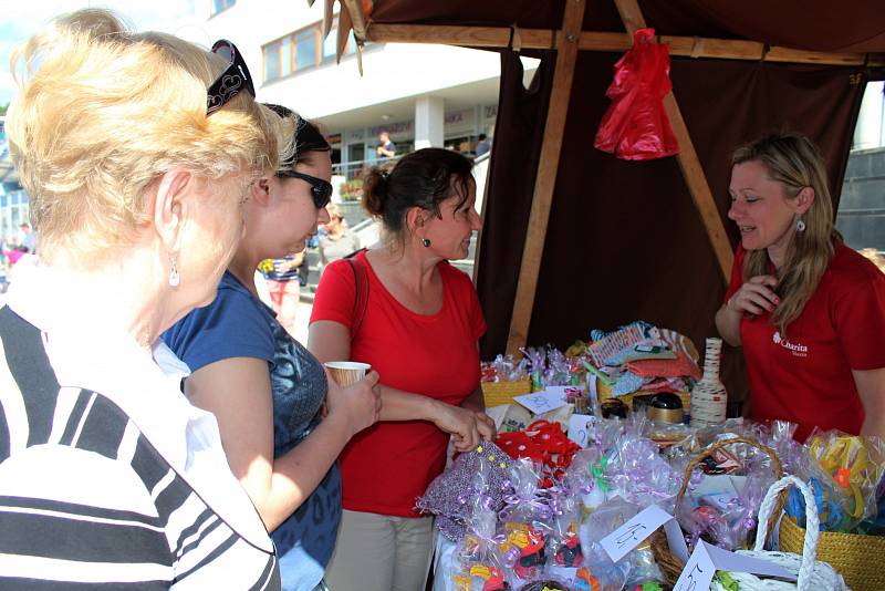 Stovky lidí přišly ve středu 17. května na oslavu pětadvacátého výročí Charity Vsetín.