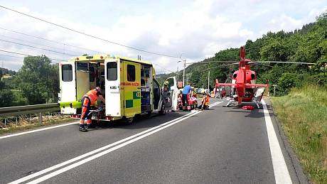 Záchranáři zasahovali u vážné hromadné dopravní nehody tří osobních vozů a motocyklu u Jablůnky na Vsetínsku 28.6.2022