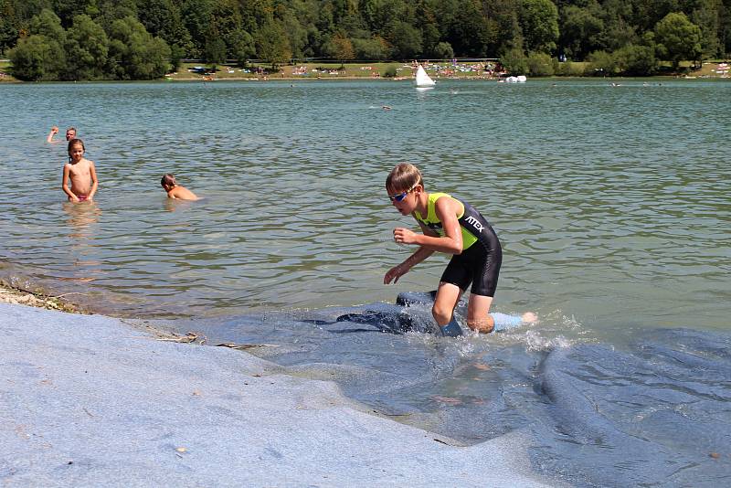 Osmý ročník triatlonového závodu Valachy Man 2018 se uskutečnil v pátek 3. srpna v Novém Hrozenkově u vodní nádrže Balaton. Na snímcích start hlavního závodu.