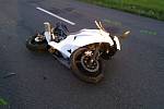 Poničený stroj značky Kawasaki, s nímž ve čtvrtek 5. září 2019 havaroval pětadvacetiletý motocyklista u Polic na Valašskomeziříčsku. Mladý motorkář nehodu nepřežil.