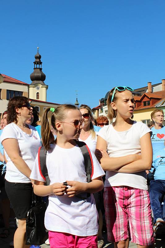 Celkem 2 101 zpěváků a zpěvaček se ve čtvrtek 1. června dopoledne na Masarykově náměstí zapojilo do zpěvu písně Rožnovské hodiny.