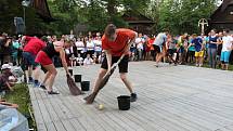 Součástí programu Mezinárodního folklorního festivalu Rožnovské slavnosti byly také Valašské hry. O první místo bojovalo v několika disciplínách osm folklorních souborů.