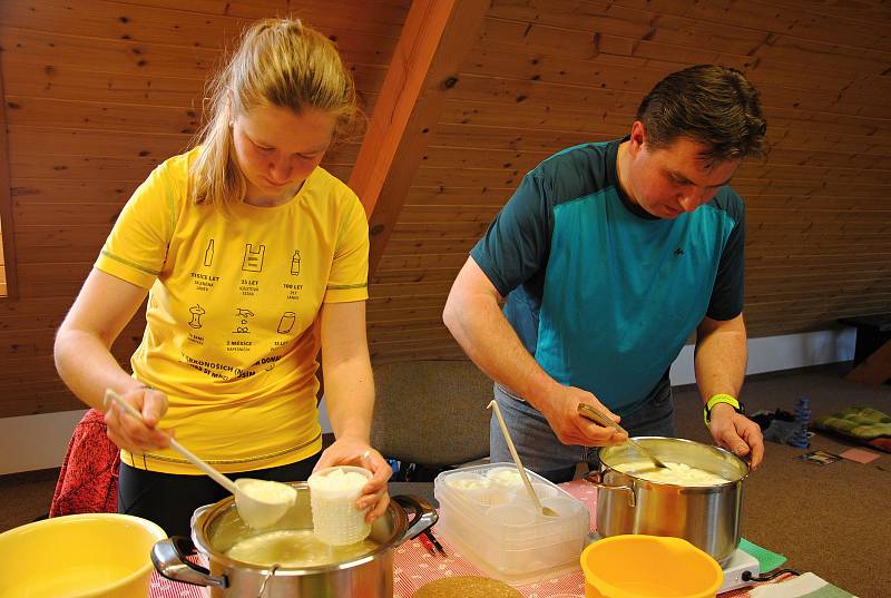Účastníci kurzu výroby sýrů ve Valašském ekocentru ve Valašském Meziříčí.