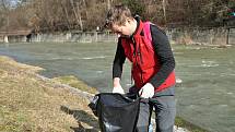 Učitel Petr Vágner se při letošním ročníku kampaně Ukliďme Česko pustil do čištění břehu řeky Bečvy poblíž parku Panská zahrada ve Vsetíně. Zdatně mu přitom pomáhala jeho sedmiletá dcera Veronika; sobota 27. března 2021