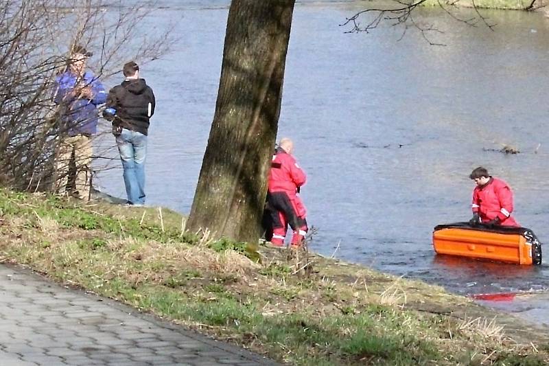 Ve čtvrtek 30. března bylo u levého břehu řeky Bečvy ve vodě nalezeno tělo. Po příjezdu policie zjistila že jde o tělo muže, který už nejevil známky života. Příčinu úmrtí policie vyšetřuje.