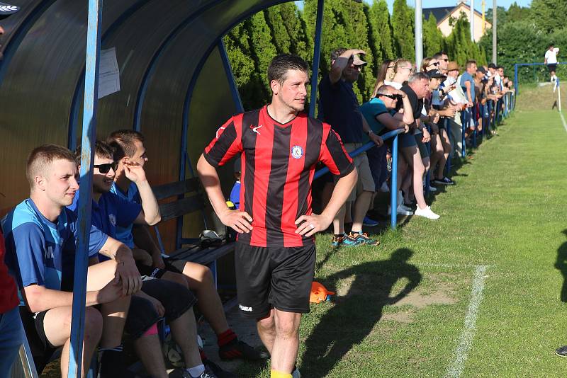 Fotbalisté Francovy Lhoty (červeno-černé dresy) zvítězili na hřišti Hrachovce 3:0 a postoupili do Krajského přeboru.