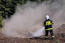 Členové jednotky Sboru dobrovolných hasičů z Halenkova zasahují u požáru ohnišť po lesní těžbě na hřebeni Javorníků v Halenkově; úterý 16. května 2017