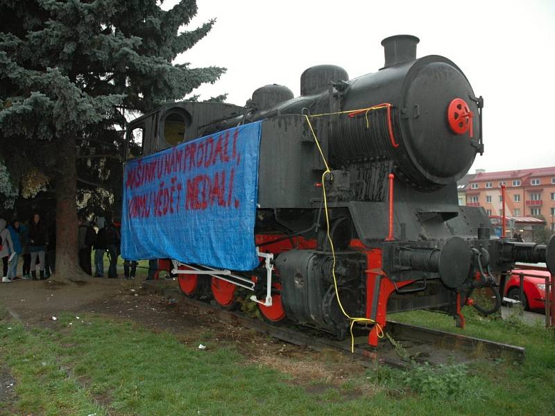 Historickou mašinku u vsetínského nádraží odkoupil od Českých drah Klub přátel kolejových vozidel z Brna.