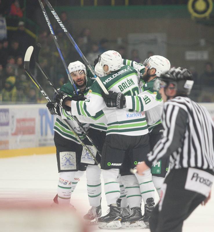 Hokejisté Vsetína v rámci 3. duelu čtvrtfinálové série play-off v sobotu na svém stadionu potřetí podlehli Karlovým Varům 0:6. Odveta na vsetínském Lapači je na programu v neděli od 17.30 hodin.