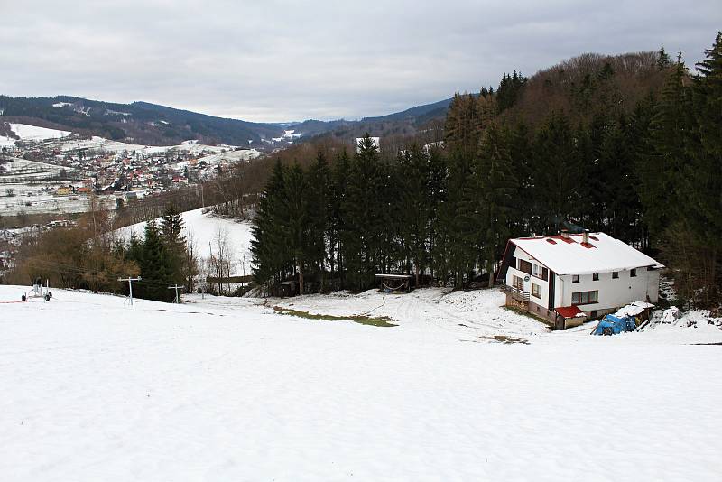 Zašlou slávu lyžařského areálu chtějí obnovit v Lužné. Na letošní sezonu pořídili sněžné dělo a rolbu.