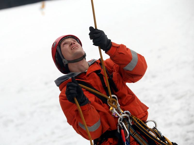 Hasičské cvičení záchrana lidí z lanovky v lyžařském středisku Kohútka. Na snímku hasič Marek Pavelka ze Zlína.
