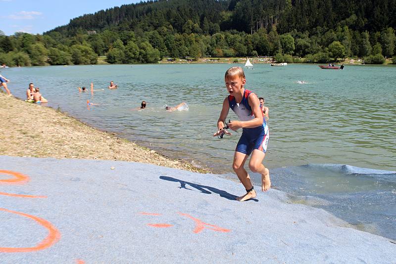 Osmý ročník triatlonového závodu Valachy Man 2018 se uskutečnil v pátek 3. srpna v Novém Hrozenkově u vodní nádrže Balaton. Na snímcích start hlavního závodu.