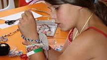 Děti vyrábějí pletené indiánské náramky v dětském oddlělení Masarykovy veřejné knihovny ve Vsetíně – Luhu; Vsetín, úterý 23. července 2013.