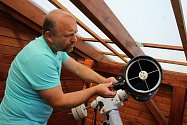 Vlastimil Musil z Ratiboře se zabývá astrofotografií. Získal Cenu Jindřicha Zemana za astrofotografii roku 2014. Malou observatoř s vybavením má na balkoně svého domu.