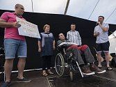 Ředitel Resortu Valachy Tomáš Blabla předává symbolický šek na 100 tisíc korun Jakubu Horákovi a jeho rodičům.