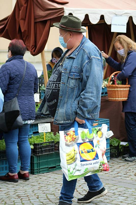 První farmářské trhy po uvolnění vládních omezení se uskutečnily ve Vsetíně v sobotu 16. května 2020.