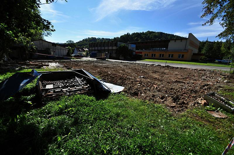 Místo, kde v sousedství sportovní haly na Lapači ve Vsetíně stával objekt bývalé sauny.