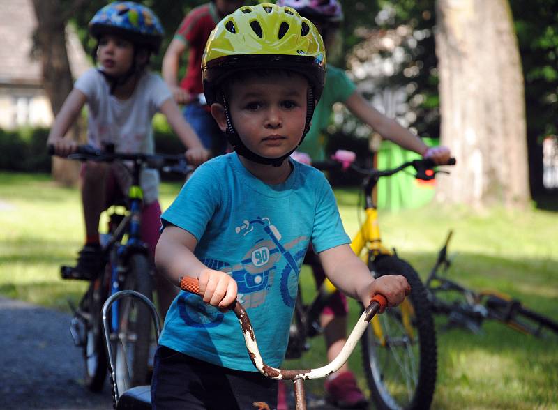 Malí cyklisté předvedli v sobotu 8. června 2019 svou zručnost a rychlost v zámeckém parku v Brankách.