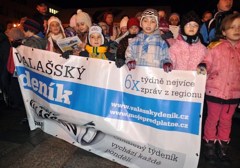 Ve Vsetíně před spolupořádajícím Domem kultury se ve středu 11. prosince 2013 uskutečnila celorepubliková akce regionálních Deníků s názvem Česko zpívá koledy. 