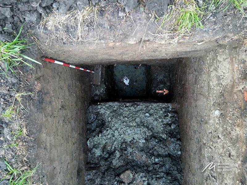 Archeologický průzkum v Kelči - Dno vrcholně středověkého příkopu, respektive jeho nejhlubší dosažený bod 3,90 m pod povrchem.