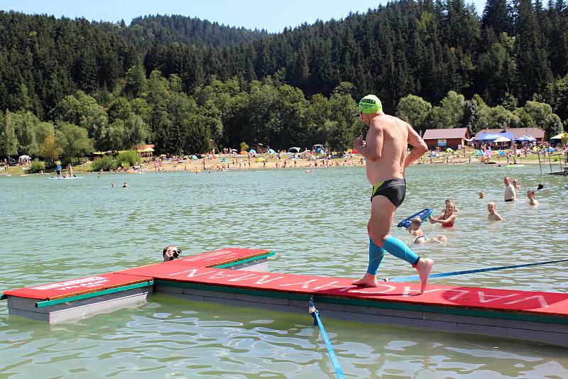 Osmý ročník triatlonového závodu Valachy Man 2018 se uskutečnil v pátek 3. srpna v Novém Hrozenkově u vodní nádrže Balaton. Na snímcích start hlavního závodu.