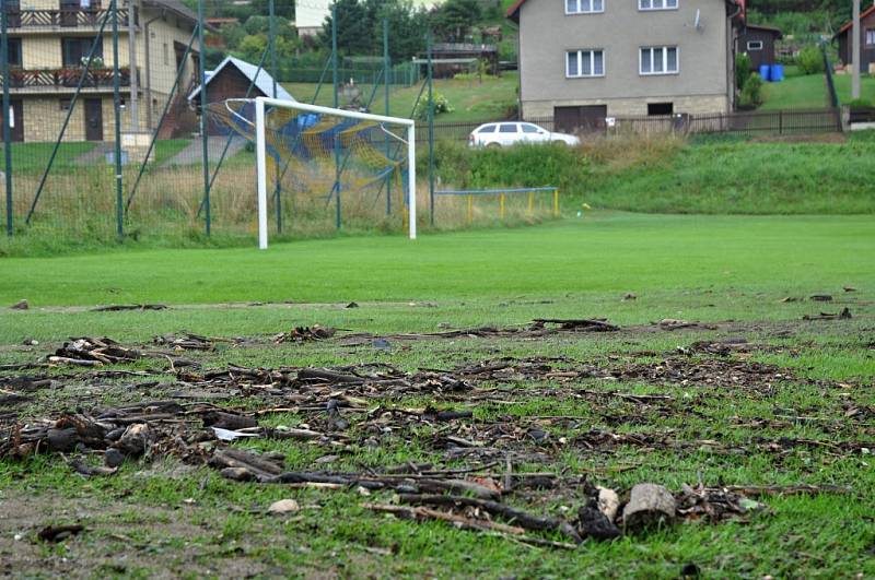 Fotbalové hřiště týmu FC Semetín poničené Semetínským potokem rozvodněným při silné bouřce a přívalovém dešti; pondělí 1. srpna 2016