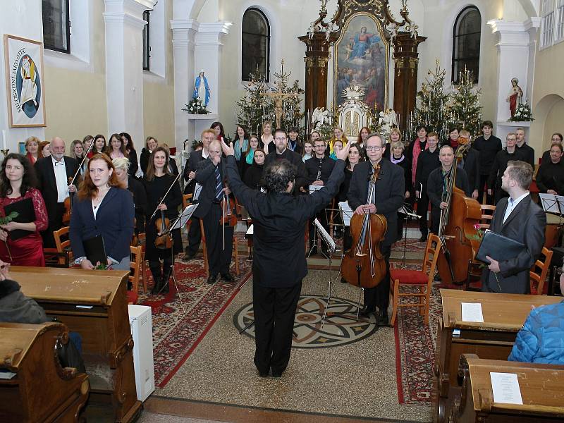 Pěvecký sbor Sonet uspořádal ve středu 27. prosince 2017 v kostele Nanebevzetí Panny Marie tradiční vánoční koncert.