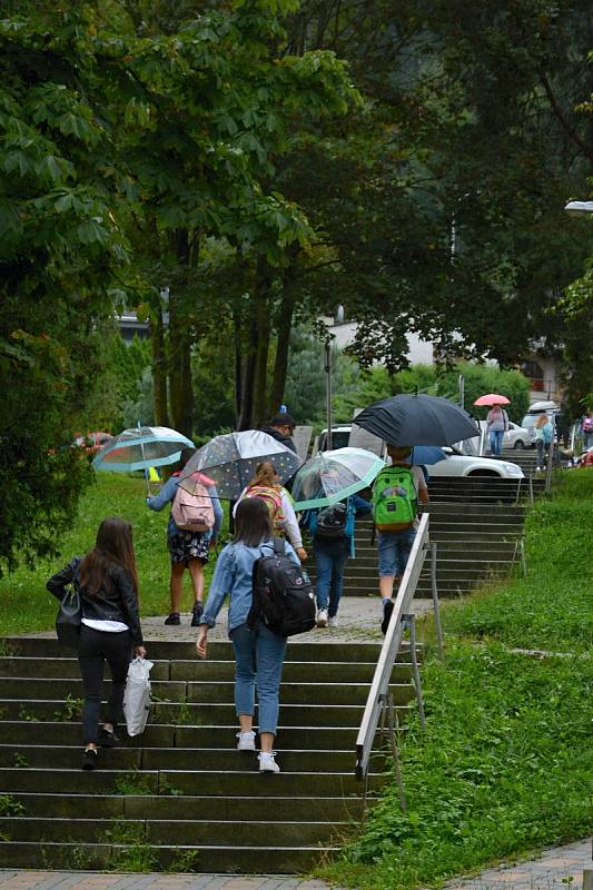 Školáky ze vsetínské Základní školy Rokytnice při jejich cestě do školy 1. září 2020 provázel déšť.