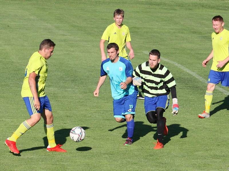 Fotbalisté Kelče (ve žlutém) v rámci předposledního kola I. A třídy skupiny A doma podlehli Valašským Příkazům 1:3.