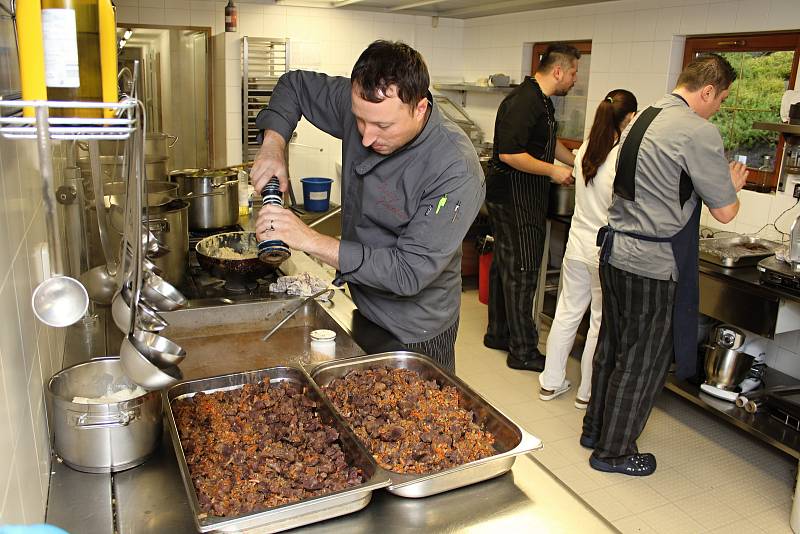 Přípravy na devátý ročník Karlovského gastrofestivalu vrcholí. Šéfkuchař Jaroslav Orság se svým týmem připravuje tisíce porcí specialit z mufloního, jeleního a srnčího masa.