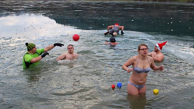 Asi desítka nadšenců do otužování se 26. prosince 2017 sešla na tradičním koupání v Balatonu v Novém Hrozenkově. Voda, která měla necelé dva stupně, prý byla příjemná.