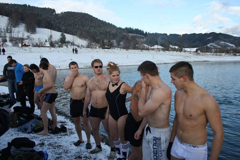 Patnáctka otužilců se na Štěpána rozhodla ponořit se do vod přírodního koupaliště Na Stanoch, teplota vzduchu nula a vody 3,4°C. 