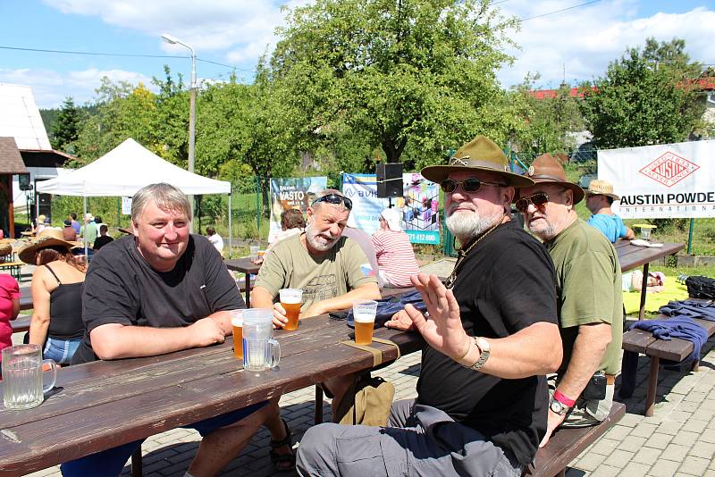 Dvaadvacátý ročník Amfolkfestu neboli Festivalu na konci světa se konal v sobotu 29. července v osadě Pulčín na Hornolidečsku.