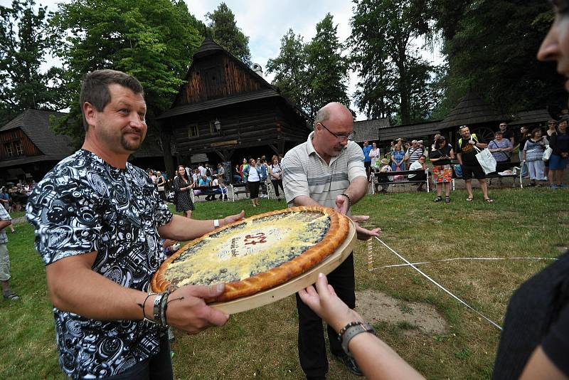 Valašské muzeum v přírodě v Rožnově pod Radhoštěm hostilo v sobotu 16. července 2022 dvacátý sedmý ročník Pekařské soboty. Součástí byl návštěvnický trojboj v netradičních disciplínách.