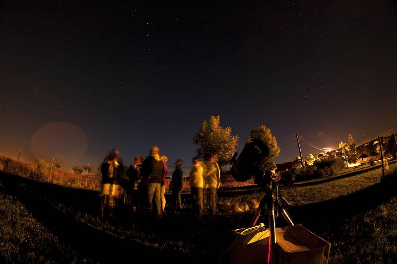 Pracovníci meziříčské hvězdárny letos podnikli více než 20 výjezdů za zájemci o astronomii. V Zašové (na snímku) kvůli pozorování zhasli celou vesnici.