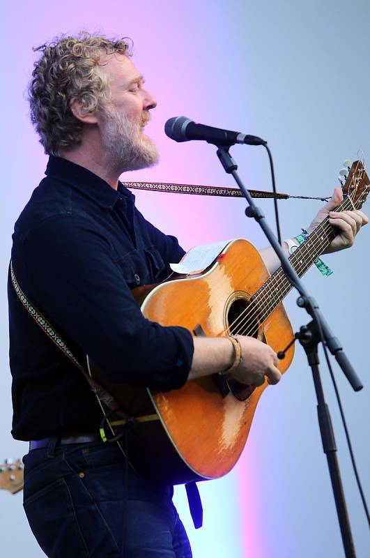 Oskarový zpěvák Glen Hansard a legendární irská kapela Interference  v Amfiteátru  v Zámeckém parku ve Valašském  Meziříčí.