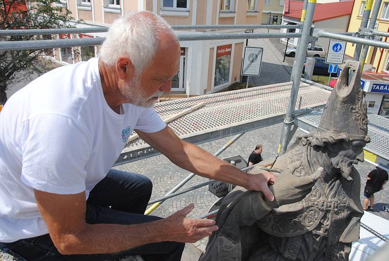 Barokní sochu svatého Valentina u právě opravovaného mostu přes Rožnovskou Bečvu obepíná lešení. Do opravy se pustil akademický sochař Miroslav Machala.