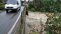 Rozvodněná řeka Bečva u mostu do Pržna na Vsetínsku; středa 14. října 2020