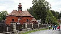 Velké Karlovice se těší velké oblibě turistů. Výjimkou nebyl ani poslední prázdninový týden roku 2020. Oblíbeným cílem je kostel Panny Marie Sněžné, který nabízí komentované prohlídky.