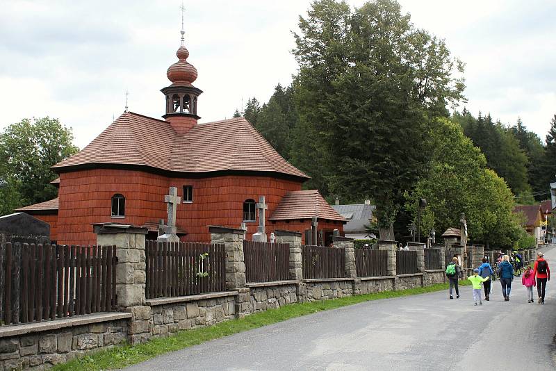 Velké Karlovice se těší velké oblibě turistů. Výjimkou nebyl ani poslední prázdninový týden roku 2020. Oblíbeným cílem je kostel Panny Marie Sněžné, který nabízí komentované prohlídky.