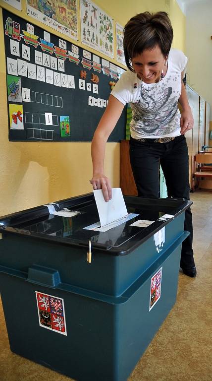Voliči přicházejí do volební místnosti v Základní škole v Kateřinicích – Vesnici roku 2014.