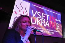 Hudební klub Tři opice ve Vsetíně hostil v pátek 4. března 2022 benefiční koncert pro Ukrajinu. Na snímku jedna z účinkujících - zpěvačka Kateřina Mrlinová.