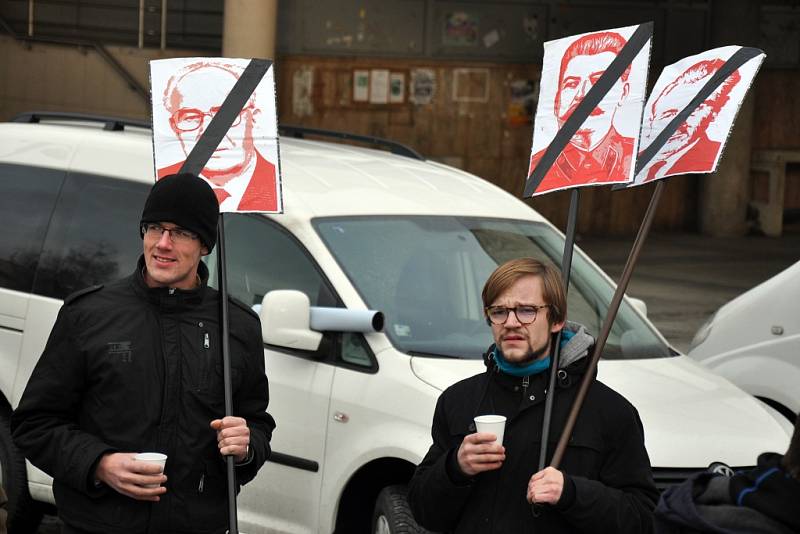 Sdružení Repelent21 protestující proti účasti zástupců KSČM v zastupitelstvu Zlínského kraje uspořádalo ve čtvrtek 7. února 2013 demonstraci před Domem kultury ve Vsetíně