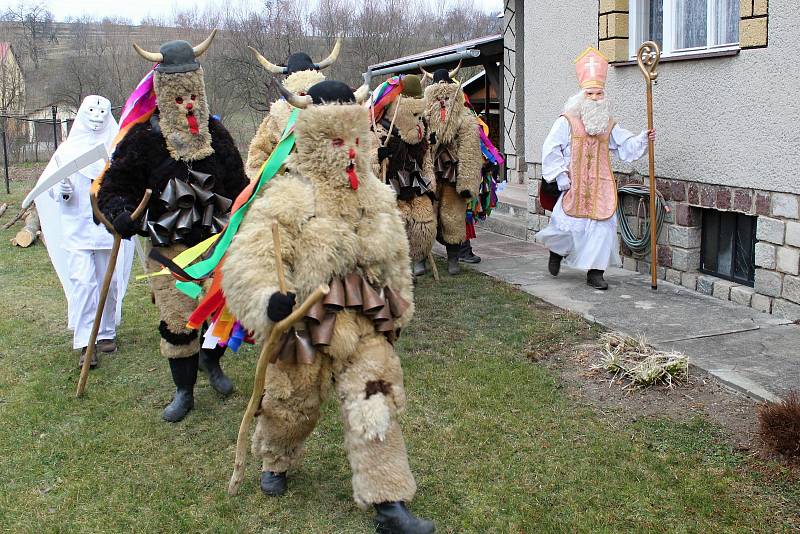 Mikulášská družina vyrazila v sobotu 1. prosince 2018 do chalup ve Francově Lhotě.